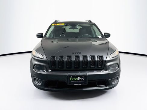 Used 2017 Jeep Cherokee Sport FWD image 2