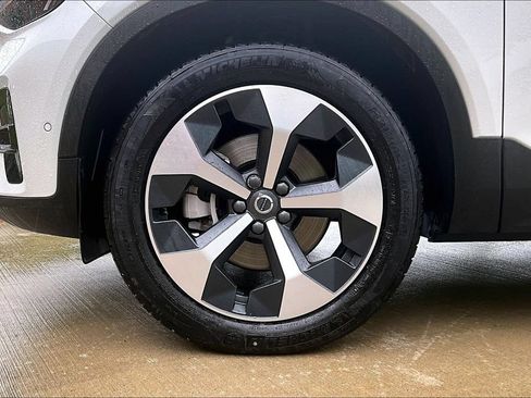 Certified 2025 Volvo XC40 B5 Plus AWD/4WD image 11