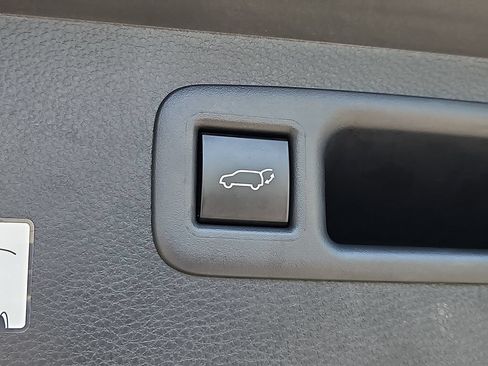 Used 2025 Toyota Highlander LE AWD/4WD image 29