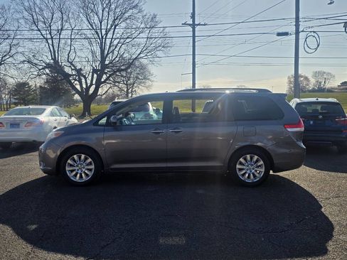 Used 2011 Toyota Sienna Limited w/ Premium Pkg image 4