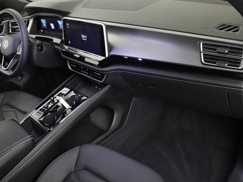 Certified 2024 Volkswagen Atlas Cross Sport SE AWD/4WD image 18