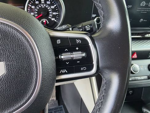 Used 2022 Kia Carnival LX FWD image 28