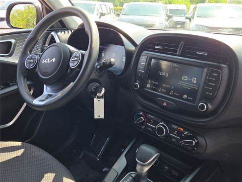 Used 2025 Kia Soul LX w/ LX Technology Package FWD image 8