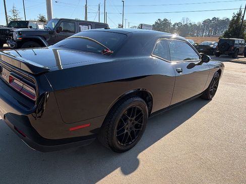 Used 2019 Dodge Challenger SXT image 8