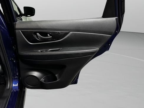 Used 2020 Nissan Rogue S FWD image 12