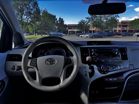 Used 2011 Toyota Sienna XLE FWD image 15