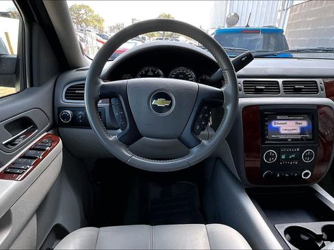 Used 2010 Chevrolet Suburban LT image 5