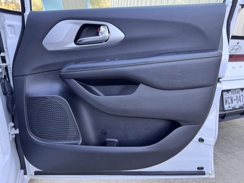 Used 2019 Chrysler Pacifica Touring-L Plus w/ Advanced Safetytec Group image 21