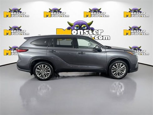 Used 2022 Toyota Highlander Platinum image 4
