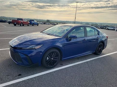 Used 2025 Toyota Camry SE FWD image 4