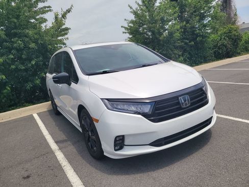 Used 2024 Honda Odyssey Sport image 3