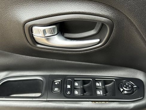 Used 2016 Jeep Renegade Limited image 18