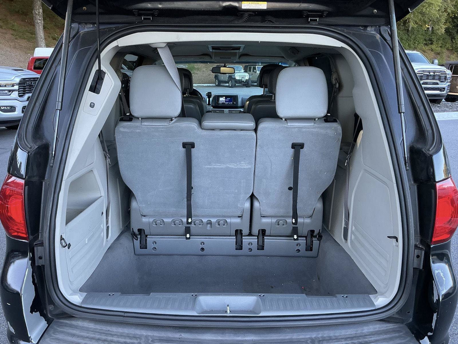 Used 2011 Volkswagen Routan SE FWD image 29