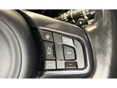 Used 2017 Jaguar F-PACE Premium image 26