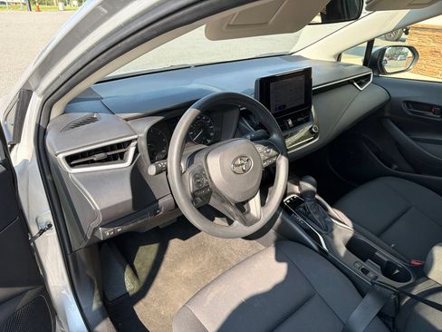 Used 2025 Toyota Corolla LE FWD image 4