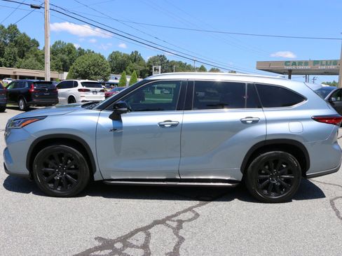 Used 2022 Toyota Highlander Limited FWD image 2