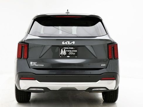 Used 2024 Kia Sorento S image 6