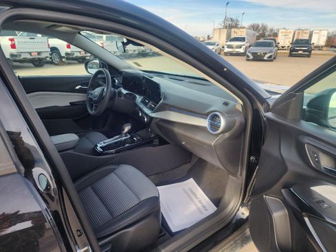 Used 2025 Chevrolet Trax LT image 8