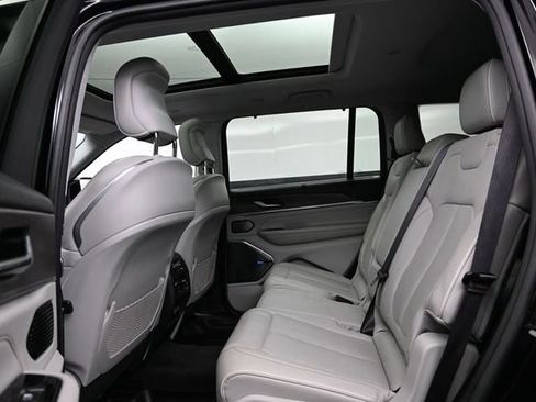 Used 2022 Jeep Grand Cherokee L Overland w/ Luxury Tech Group IV AWD/4WD image 27