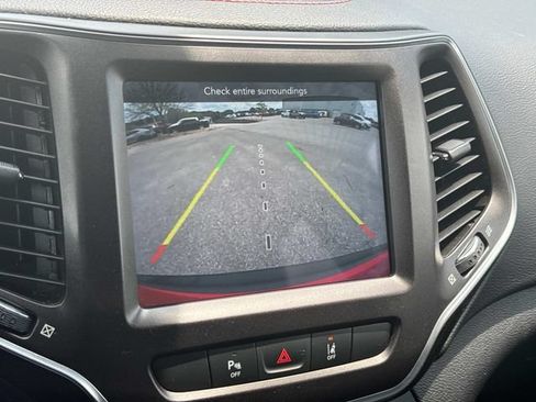 Used 2021 Jeep Cherokee Trailhawk AWD/4WD image 34