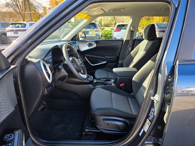 Certified 2025 Kia Soul LX w/ LX Technology Package FWD image 16