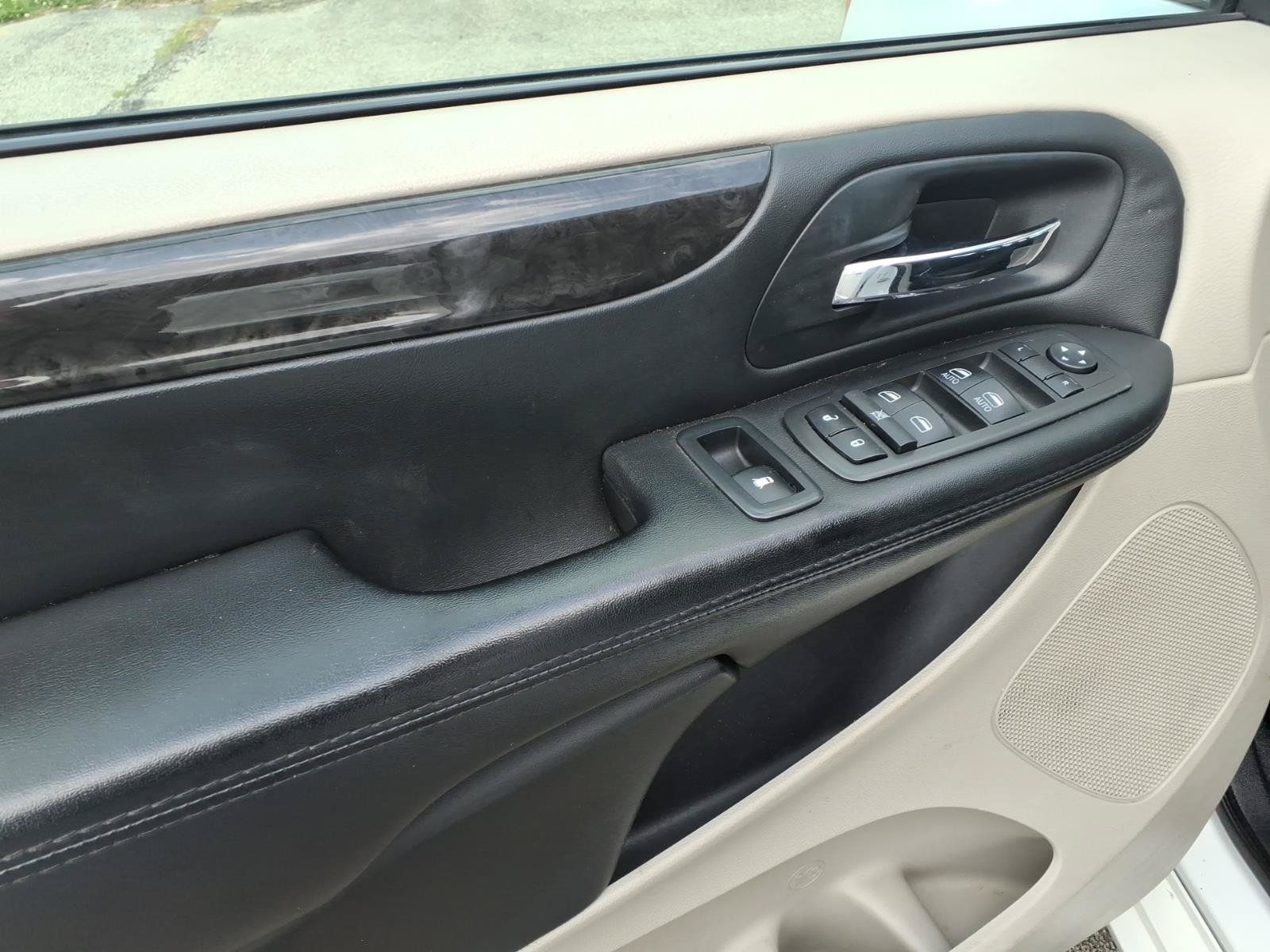 Used 2018 Dodge Grand Caravan SE w/ UConnect Hands-Free Group FWD image 8