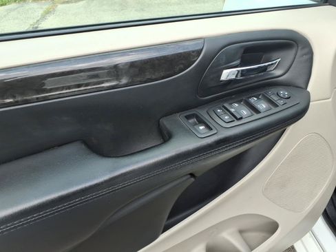 Used 2018 Dodge Grand Caravan SE w/ UConnect Hands-Free Group FWD image 8