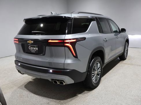 Used 2024 Chevrolet Traverse LT image 2