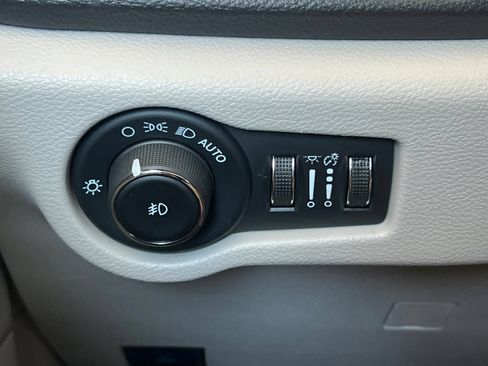 Used 2024 Chrysler Pacifica Limited FWD image 33