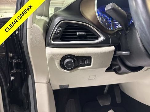 Used 2017 Chrysler Pacifica Touring-L w/ Tire & Wheel Group FWD image 16