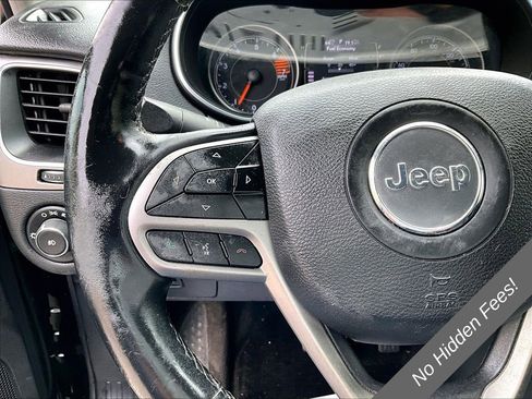 Used 2019 Jeep Cherokee Latitude w/ Cold Weather Group AWD/4WD image 16