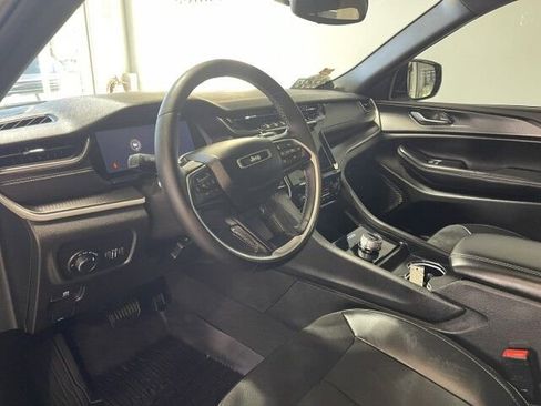 Used 2024 Jeep Grand Cherokee Altitude image 8