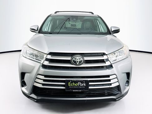 Used 2019 Toyota Highlander LE image 2