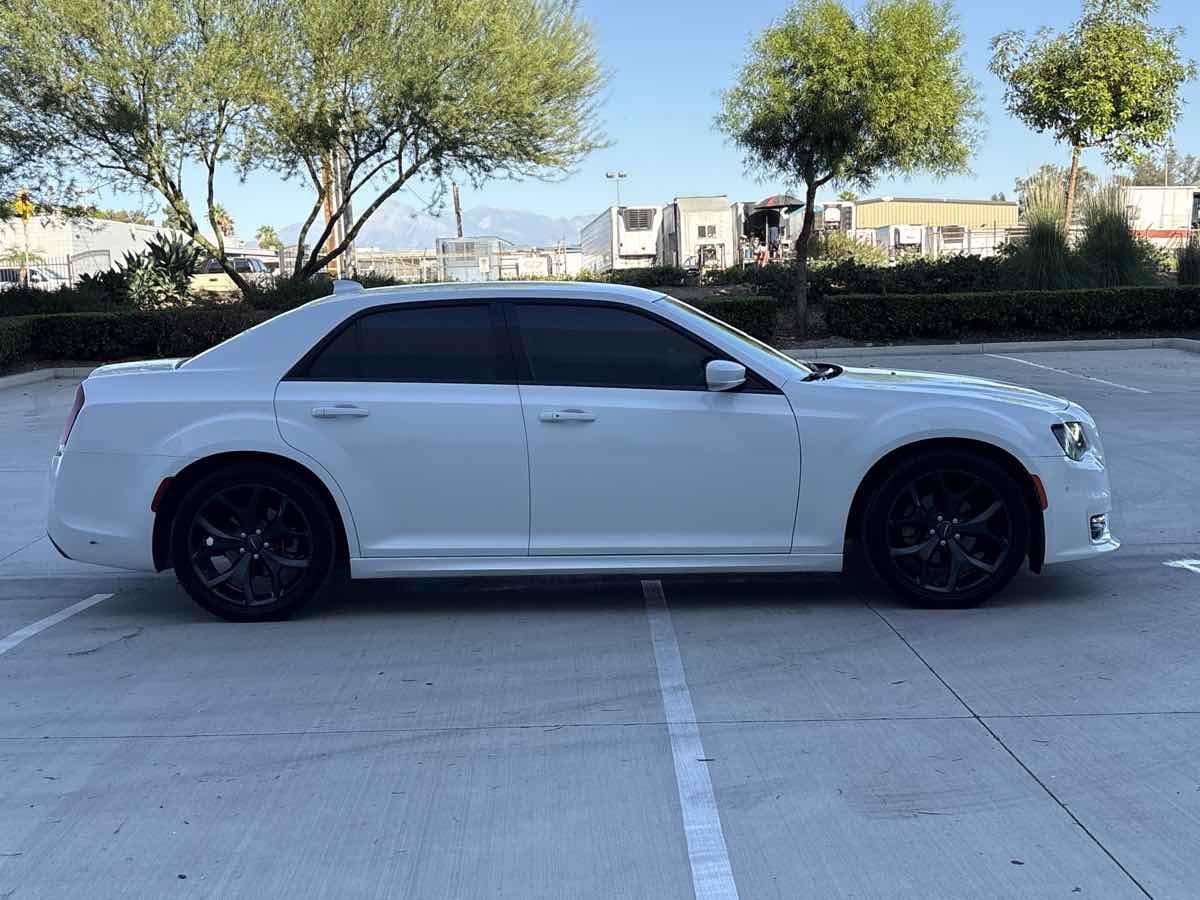 Used 2022 Chrysler 300 Touring L RWD image 2