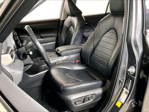 Used 2022 Toyota Highlander XLE image 25