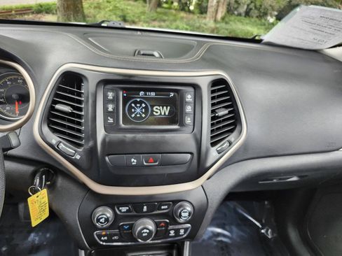 Used 2018 Jeep Cherokee Latitude w/ Mobile Office Group FWD image 12