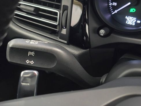 Certified 2025 Porsche Macan Turbo image 40