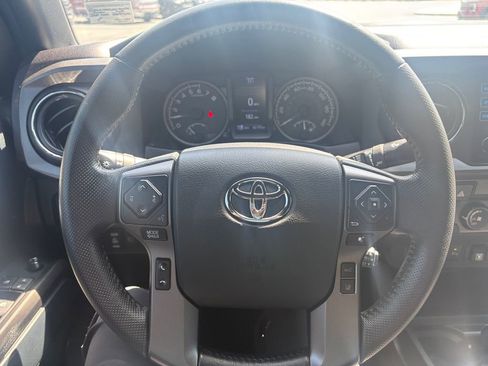 Used 2019 Toyota Tacoma TRD Off-Road w/ Technology Package AWD/4WD image 7