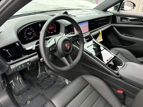 Certified 2025 Porsche Panamera image 4