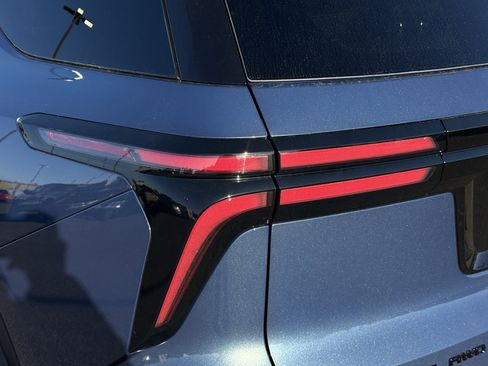 New 2026 Chevrolet Traverse LT w/ Midnight/Sport Edition image 37