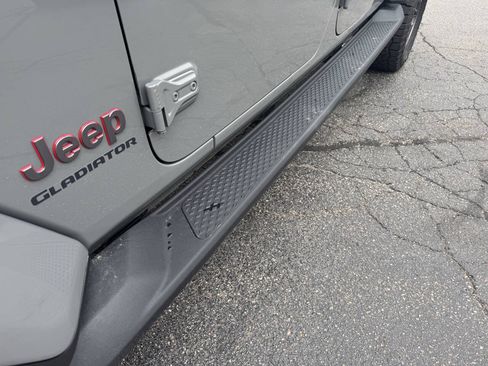 Used 2023 Jeep Gladiator Rubicon w/ Cold Weather Group AWD/4WD image 19
