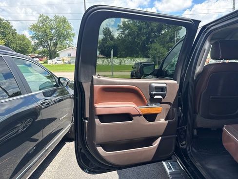 Used 2015 Chevrolet Silverado 1500 High Country w/ High Country Premium Package AWD/4WD image 8