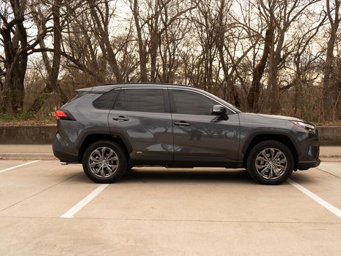 Used 2022 Toyota RAV4 XLE Premium image 10