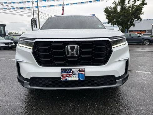 Used 2025 Honda Pilot Touring image 2