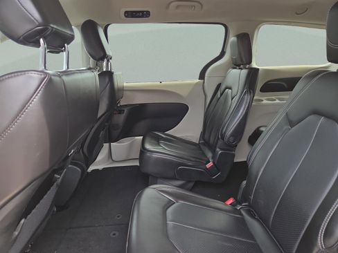 Used 2023 Chrysler Pacifica Touring-L FWD image 29