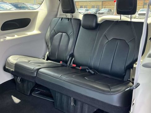 Used 2023 Chrysler Pacifica Touring-L FWD image 16