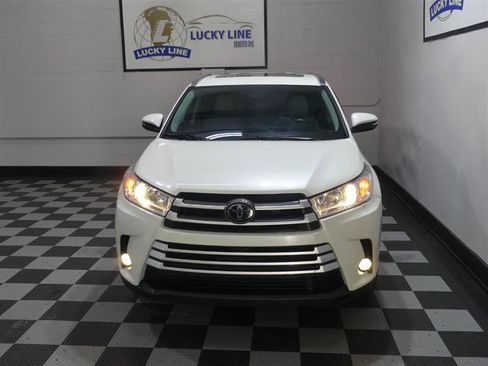 Used 2019 Toyota Highlander XLE image 3