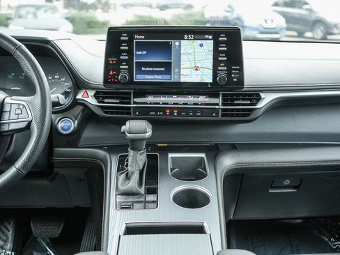 Used 2023 Toyota Sienna XLE Woodland Edition image 13