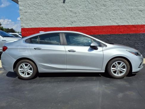 Used 2018 Chevrolet Cruze LT FWD image 4