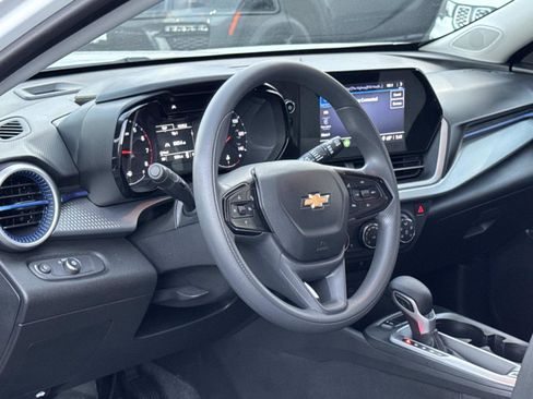 Used 2025 Chevrolet Trax LS w/ LS Convenience Package FWD image 11